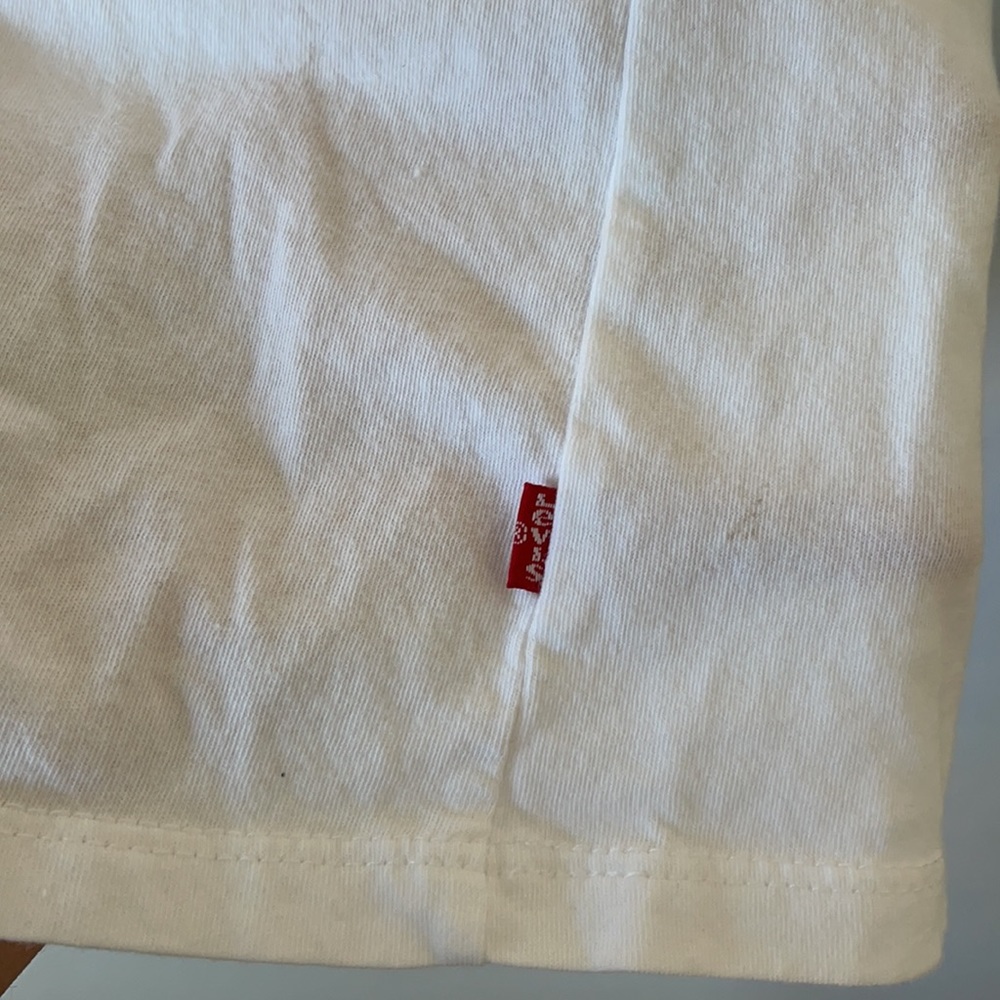 Levi’s Red Graphic Logo White Basic Tee - Picture 5 of 12